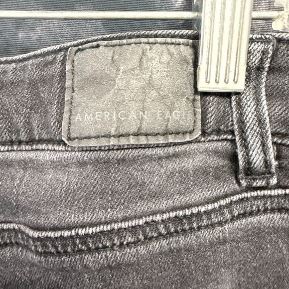 American Eagle Black distressed 8 long strigid mom jean - Picture 9 of 15